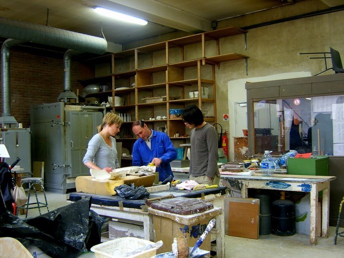 雕塑工作室 蓝衣服为工作室管理校工由于经验丰富有时还兼职助教